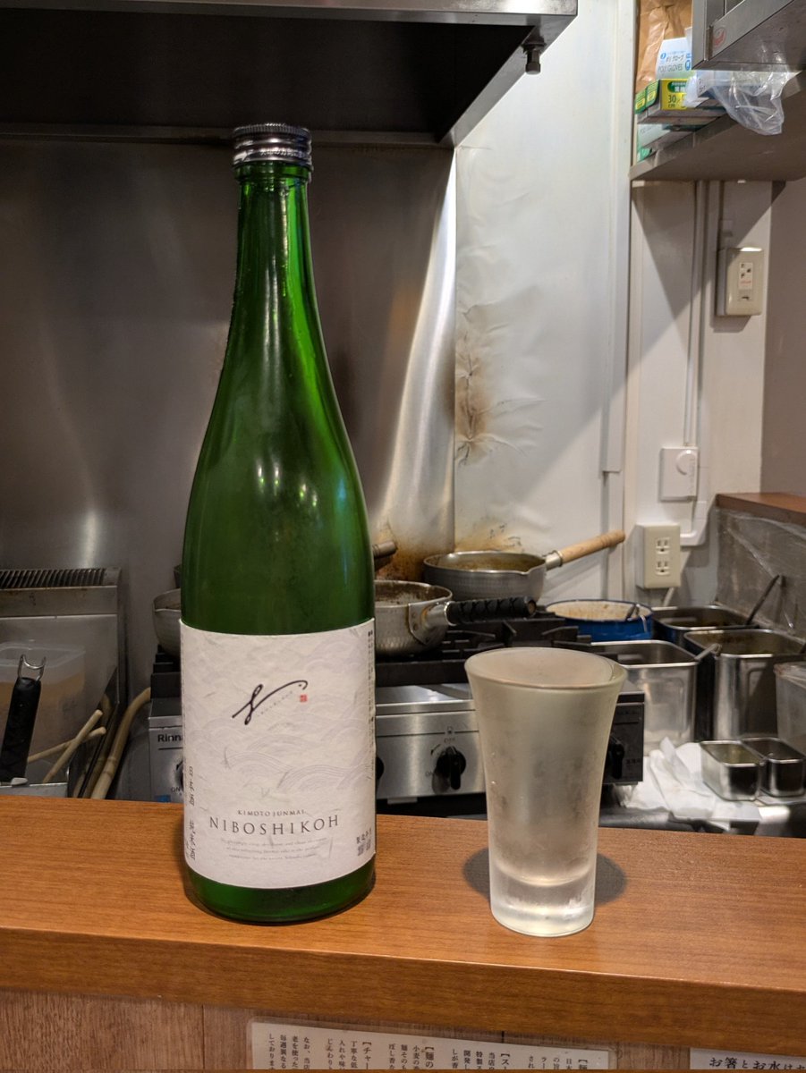 Image for the Tweet beginning: 今日は #にぼし香 で濃厚牡蠣蕎麦＋ビールで優勝してきました。

めっちゃ牡蠣！そして濃厚！な味わいで大満足です。

いつもはビール1杯で済ますのですが、
せっかくなのでオリジナル日本酒も堪能。

さらにTシャツもゲットしました。
#デイトラ オフ会は、これを着こなして参加するのが目標です。 