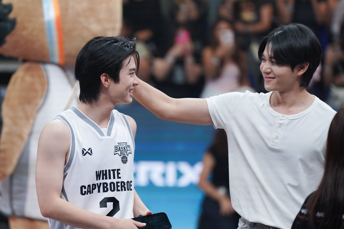 แอสตันร่างพี่นักบาสหลายคนที่เริ่มรู้จักน้องคิดว่าแอสตันซ้าย จนแมตซ์ไฟนอลพี่พระเอกไปเชียร์จากแอสตันร่างพี่นักบาสตอนอยู่กับโชกุนกลายร่างเป็นแมว

อยู่คนเดียว                   อยู่กับโชกุน