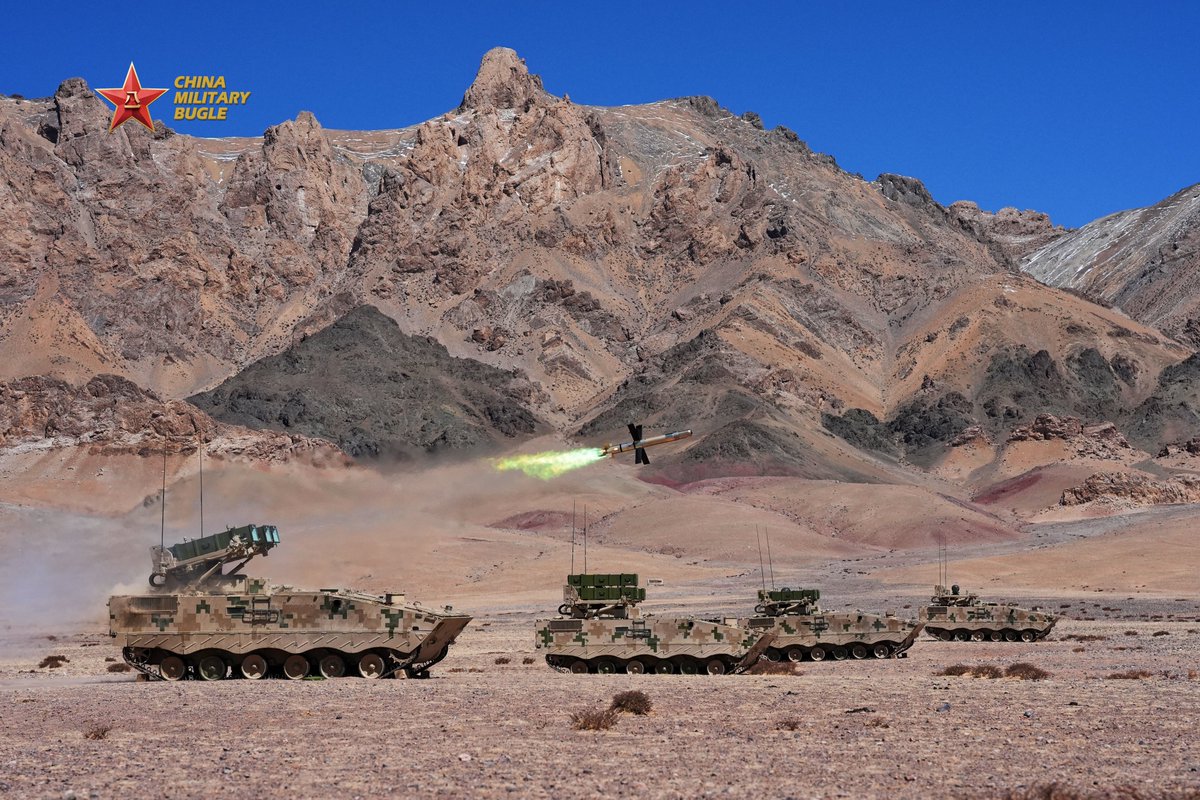 ChinaMilBugle's tweet image. Integrated Firepower:

Photos show PLZ-07 and PLZ-10 howitzers, PHZ-11 multiple launch rocket system (#MLRS) and HJ-10 missile systems attached to a brigade under Chinese PLA 76th Group Army conducting live-fire training on the plateau.

#Army #Artillery
#ChinaMilitary