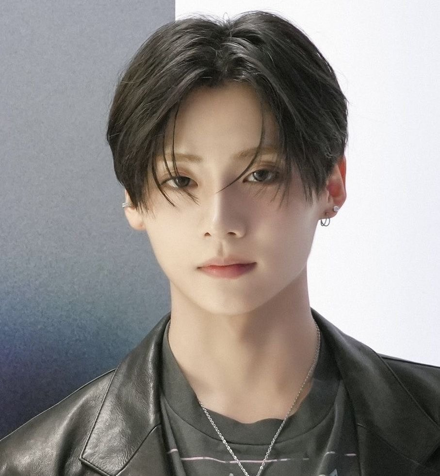jeonghan_love7's tweet photo. ぶっちゃけ、
モテの最先端は「韓国アイドル」見れば良い

・圧倒的清潔感
・中性的なのにオーラ爆発
・年齢を感じさせない陶器肌
・洗練したファッション

この外見女性本能にぶっ刺さるから、
韓国のロールモデル1人でも決めればそれに向かってガチで垢抜けられる

ロールモデルを1人決めるだけで、自分磨きの迷いは消える