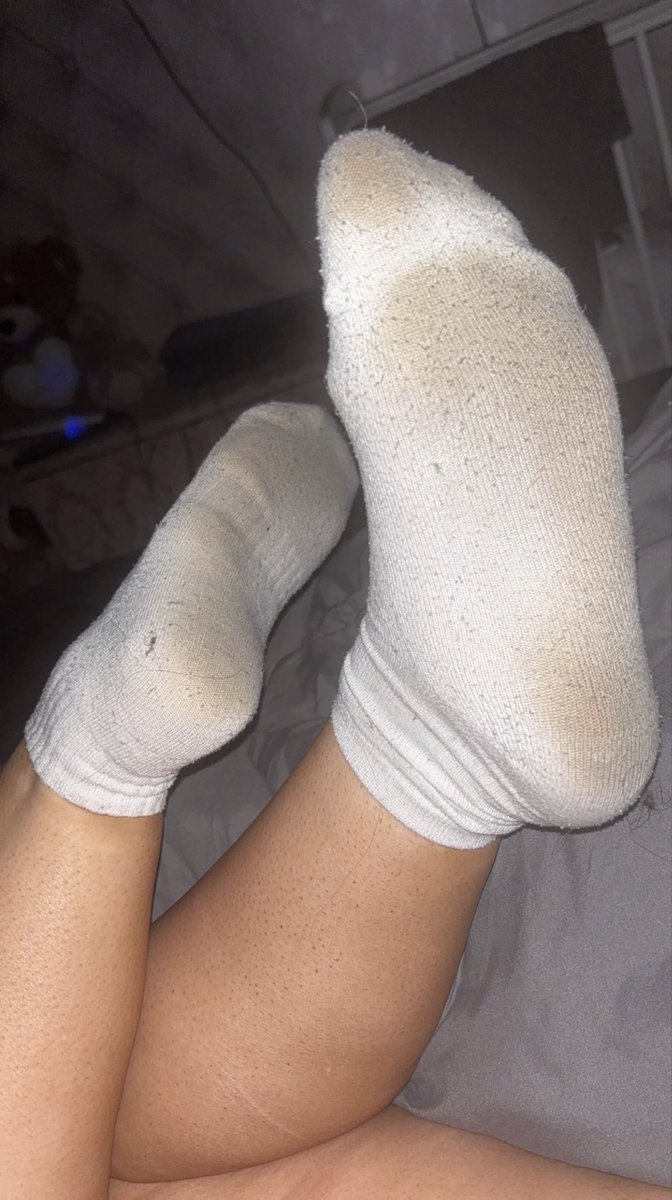 hey losers it’s been a while. 
Come and spoil this brat 😝😝 

Findom footfetish