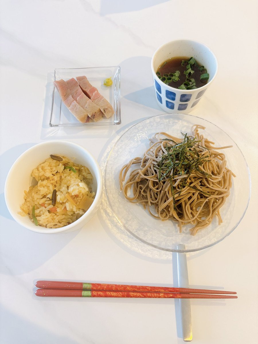ざる蕎麦と、中トロのお刺身と、初めて作った山菜ごはん。山菜ごはんの素を入れて炊いただけだけど、手軽でめちゃくちゃ美味しかった✨リピ決定！今年は何回ざる蕎麦を食べるのか、ワクワク🤔🫧

#おうちごはん　#おうちランチ　#晩酌　#ざる蕎麦定食　#夫婦2人暮らし