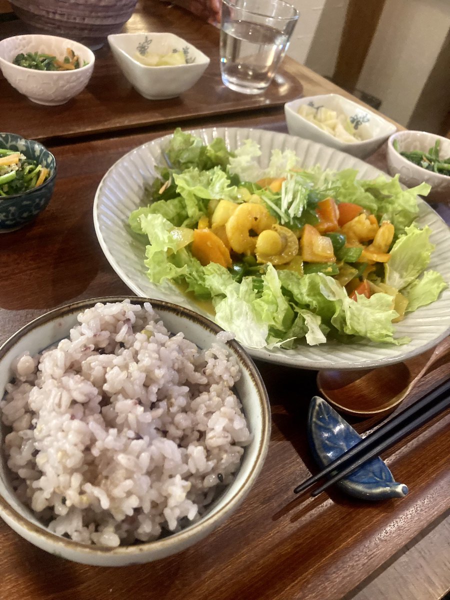 初めてアプサラカフェでごはんを食べた。異国の味を求めてレモングラスのシーフード炒め。ベトナム食材店で生のレモングラスが売っているのを見たから真似してみたい。