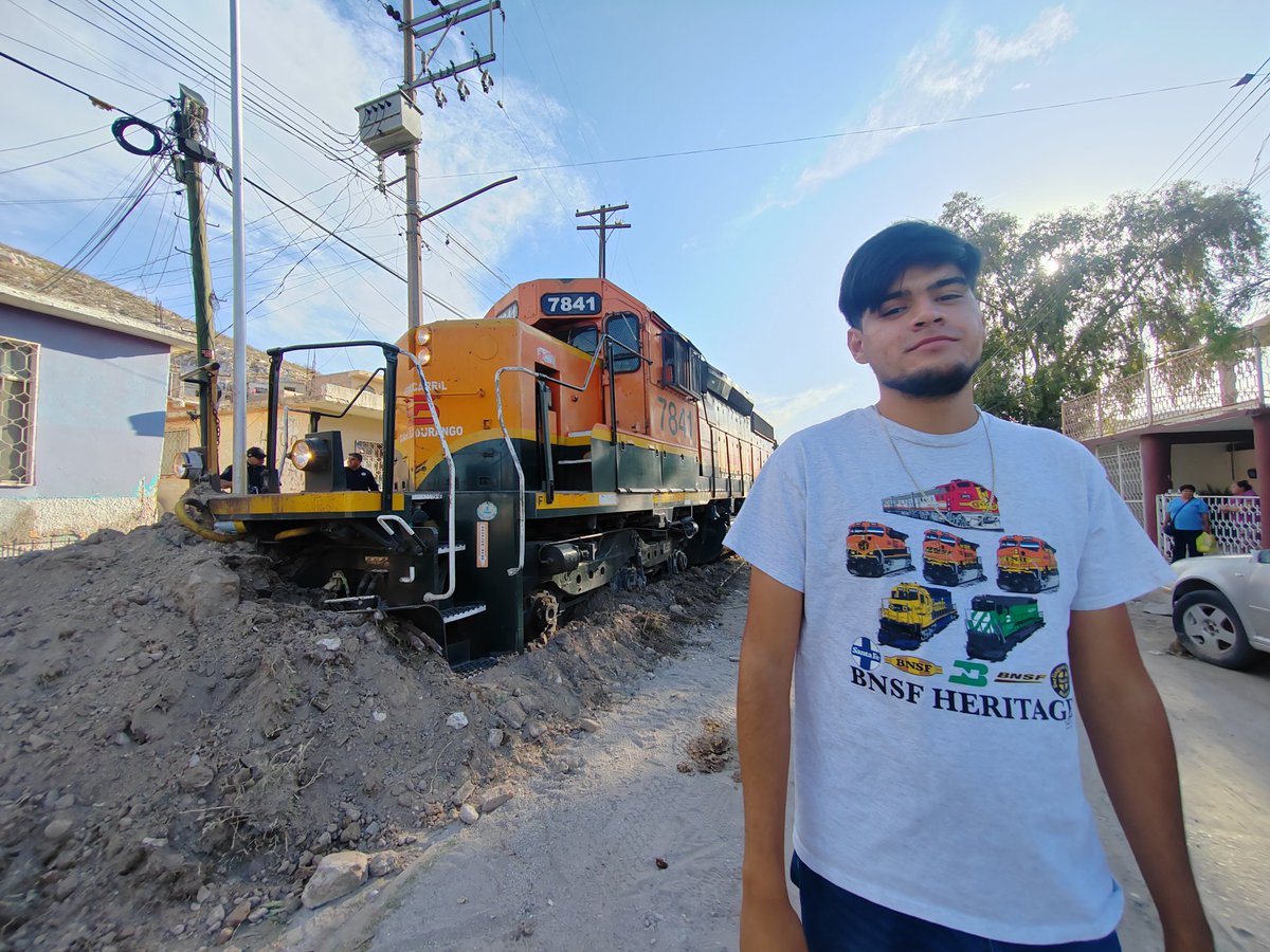 Akaereo's tweet photo. Ayer que se descarriló el #Tren en #LaDurangueña uno de los 12 vagones tenía un #Graff de #NoMoreKings un movimiento vs las políticas de Tromp que nació allá en el otro lado 🇺🇸 y que cada vez tiene más partidarios... Recuerde que TODO ES POLÍTICO 👊🏼 https://t.co/0wZY9Uk8h8