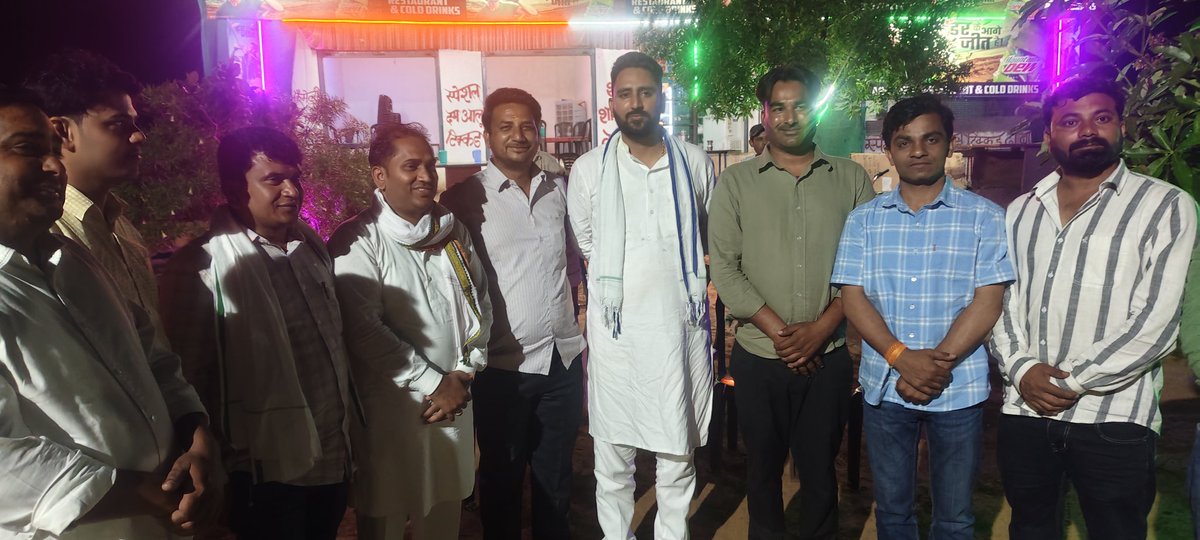 प्रदेश यूथ कांग्रेस अध्यक्ष प्रत्याशी भाई <a href="/AnilChopra_/">𝗔𝗡𝗜𝗟 𝗖𝗛𝗢𝗣𝗥𝗔</a> जी से कल रात को करौली टोडुपुरा मोड़ पर चुनाव को लेकर मुलाकात हुई।
साथ में भाई शिवप्रकाश गुर्जर और विशाल भाई एवं सैकड़ों कार्यकर्ता मौजूद रहे हैं।
भाई को करौली जिले से अधिक से अधिक वोटिंग करवाएंगे।
#youthcongress #AnilChopra