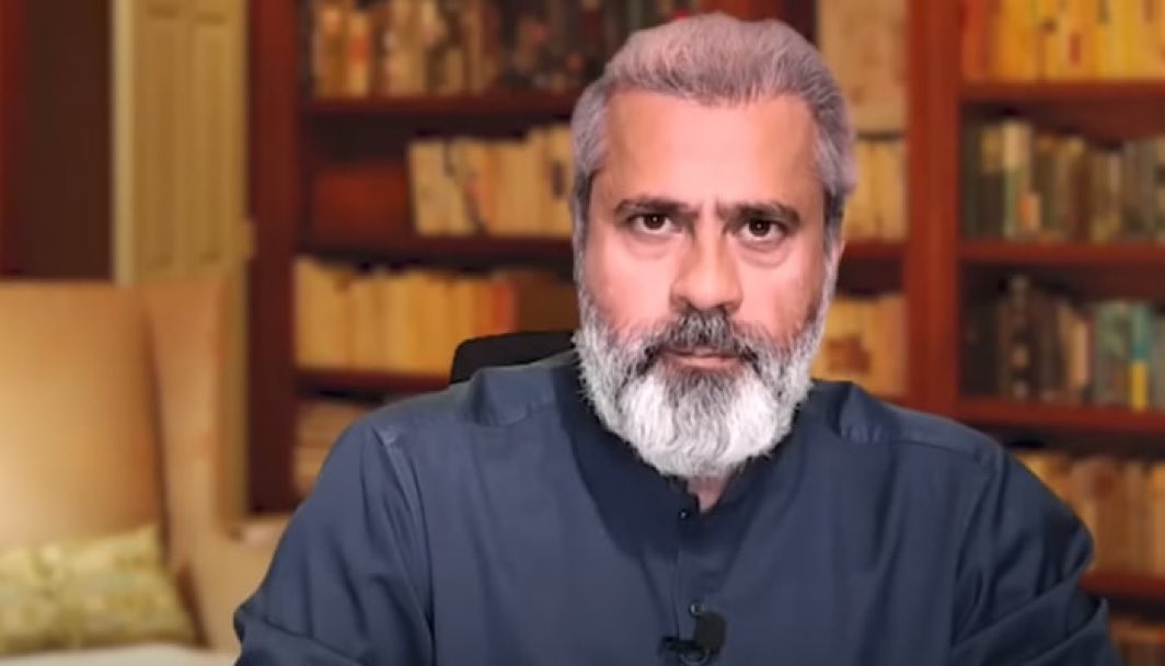 RashdiSuleman's tweet photo. میں اُسی دِن اِس آدمی کی حقیقت جان گیا تھا جب اِس کو اِس کے جھوٹ بولنے پر فارم ہاؤس تحفے میں دیا گیا تھا!! اِس کا موٹر سائیکل سے لینڈ کروزر اور اندرون لاہور میں ایک چھوٹے سے مکان سے لندن تک کے سفر کے پیچھے صرف اِس کا جھوٹ ہے!!
یہ ہمارے معاشرے کے وہ غلیظ عناصر ہیں جنہیں پیسے کے سوا کسی چیز سے سروکار نہیں۔ یہ مُلک کیساتھ مخلص ہیں نا انہیں عوام کیساتھ کوئی ہمدردی