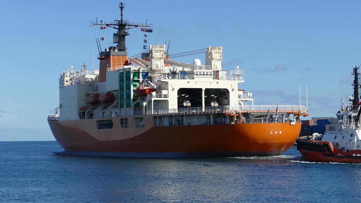 WarshipCam tweet media