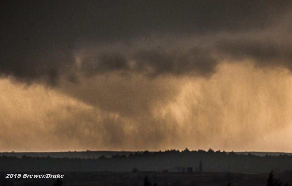 SimonStormRider's tweet image. #weatherpicofday
OTD 11 years ago, April 8, 2015, @JustonStrmRider and I documented a distant large dusty tornado from a large hilltop near the community of Medicine Lodge, Kansas. The parent supercell had impressive long inflow bands. #kswx