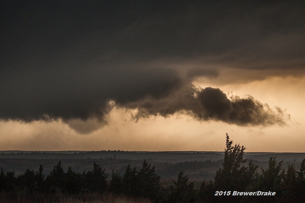 SimonStormRider's tweet image. #weatherpicofday
OTD 11 years ago, April 8, 2015, @JustonStrmRider and I documented a distant large dusty tornado from a large hilltop near the community of Medicine Lodge, Kansas. The parent supercell had impressive long inflow bands. #kswx