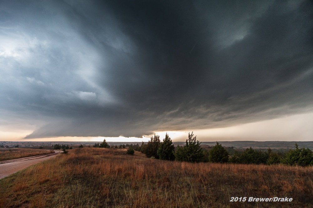 SimonStormRider's tweet image. #weatherpicofday
OTD 11 years ago, April 8, 2015, @JustonStrmRider and I documented a distant large dusty tornado from a large hilltop near the community of Medicine Lodge, Kansas. The parent supercell had impressive long inflow bands. #kswx