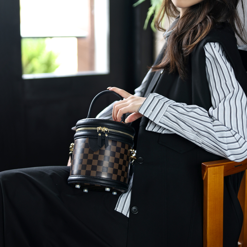 SolaceLeather's tweet image. Do you like this leather bag style? 👜

Made with a DIY leather bag kit.
solaceleather.com/products/db532
Be honest 👇
👍 Love it
🤷 It’s okay
👎 Not your style
#DIYLeatherBag
#HandmadeBag
#LeatherCraft