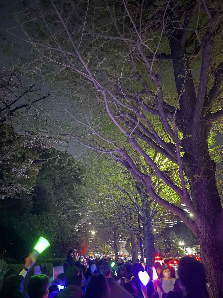 国会議事堂前まだまだ人がいっぱいいます。
コールする人、歌う人、読書しながら参加する人、ペンライトを振る人。みんな自由。それぞれが色々な気持ちを抱えてここにいる。#平和憲法を守る0408