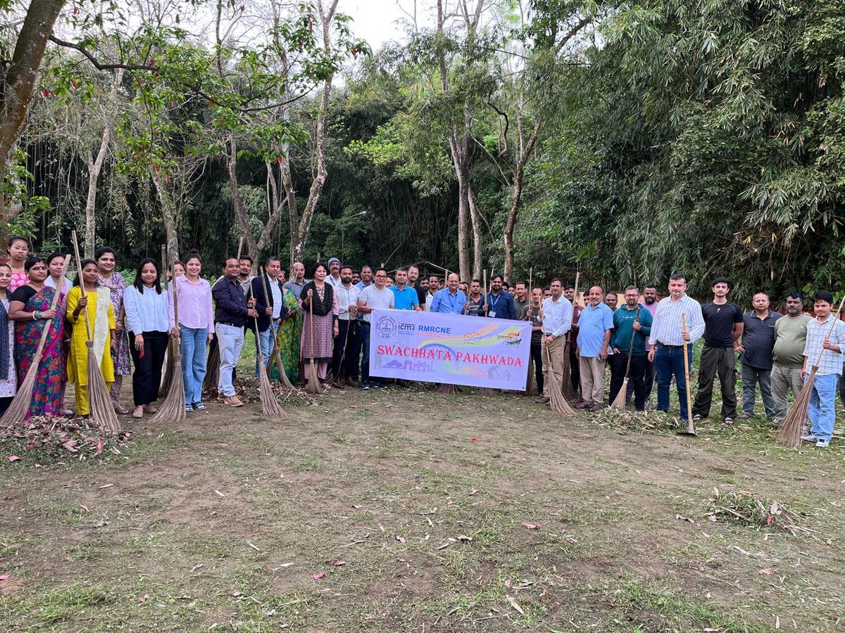 icmrnihrdib's tweet photo. #SwachhataPakhwada: Leading the Way with Shramdan! 🧹

Director Dr. Suman Kanungo &amp; the @rmrcne team—Scientists, PhDs, &amp; staff—united for a #Shramdan drive. Leading the way for a cleaner, healthier 🇮🇳!#SwachhataPakhwada 
#SwachhBharat https://t.co/0wd7lMU7D4