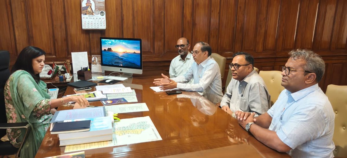 मुंबई महानगरपालिकेच्या नवनिर्वाचित आयुक्त <a href="/AshwiniBhide/">Ashwini Bhide</a> यांची आज सदिच्छा भेट घेऊन त्यांना शुभेच्छा दिल्या. 🤝✨

विले पार्ले कल्चरल सेंटरच्या माध्यमातून पश्चिमी द्रुतगती मार्गावरील विमानतळाजवळील उड्डाणपुलाखाली राबवण्यात येत असलेल्या "शहरी शेती" (Urban Farming) या अभिनव