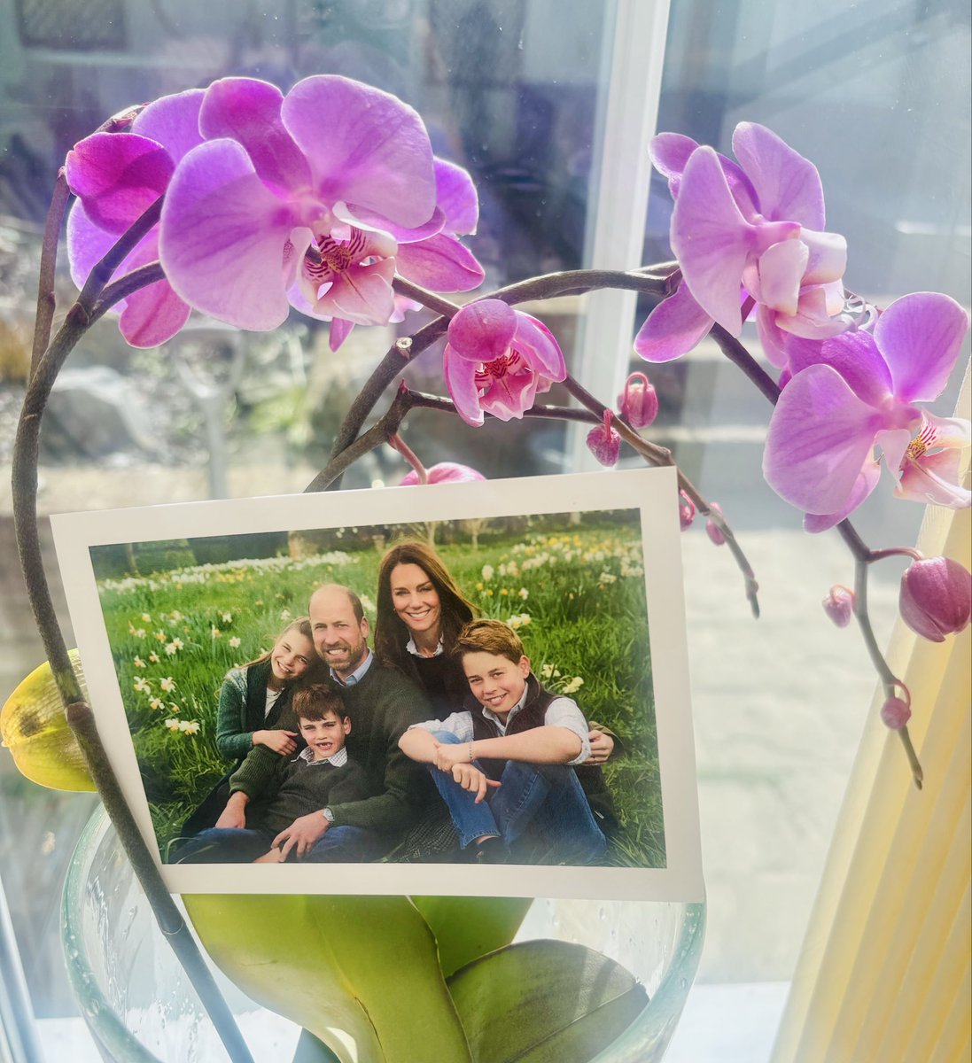 KrisCMeredith's tweet photo. We have had a lovely surprise this morning… ✨It’s not everyday you get welcomed to you’re new area of Gannock Park by The Prince &amp; Princess Of Wales 🏴󠁧󠁢󠁷󠁬󠁳󠁿 💫 xxx https://t.co/hxFAfR8fmP