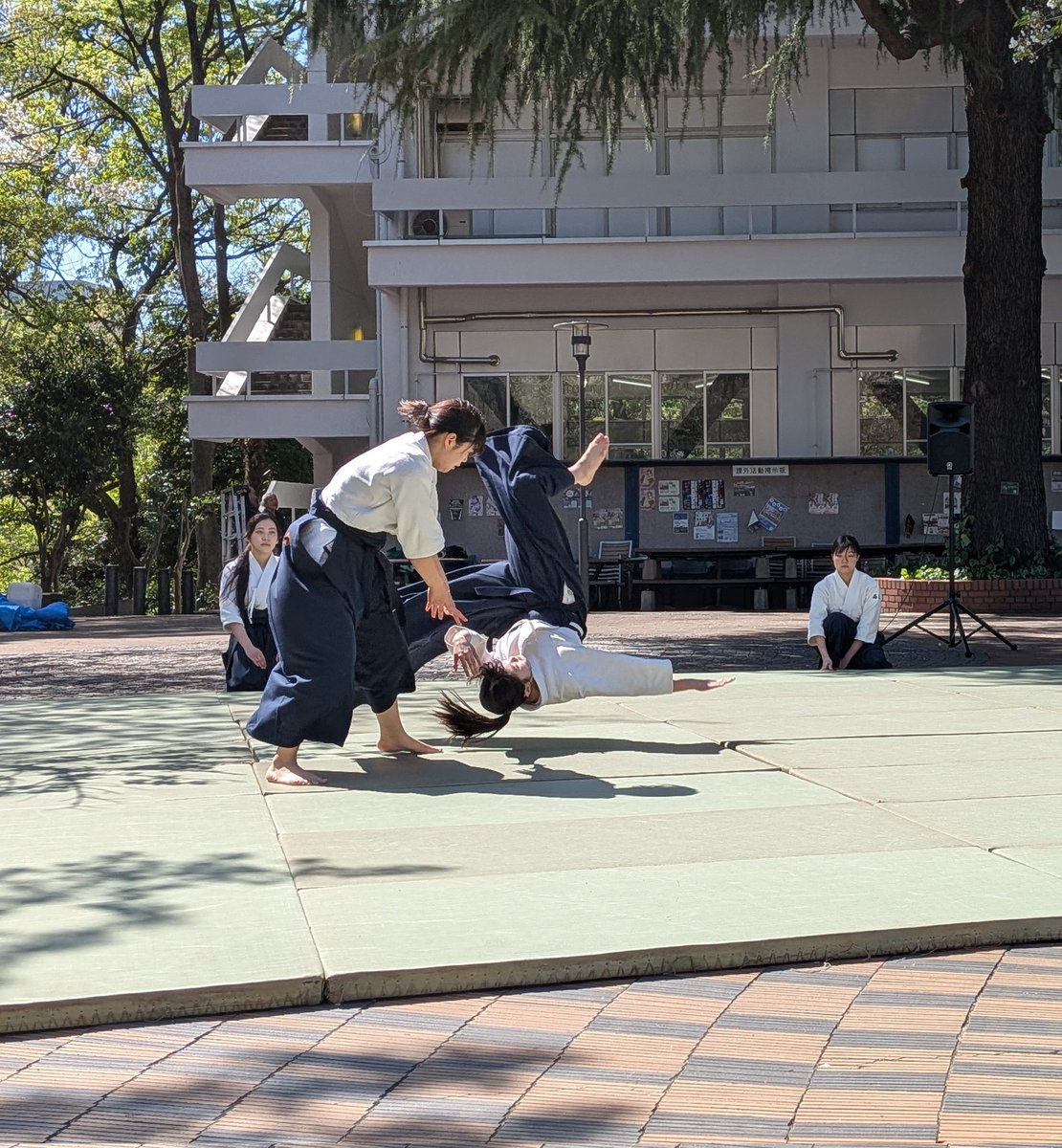 Gakushuin_aiki's tweet photo. こんばんは!学習院大学合気道部です🌸
新歓演武ありがとうございました!
格好いい演武の写真がありますので、ぜひご覧ください!

本日で新歓の本期間が終了いたしましたが、合気道部はまだまだ体験を受け付けております!
DM等でご連絡ください!
お待ちしております✨️

#春から学習院 https://t.co/3UZBSggPVJ