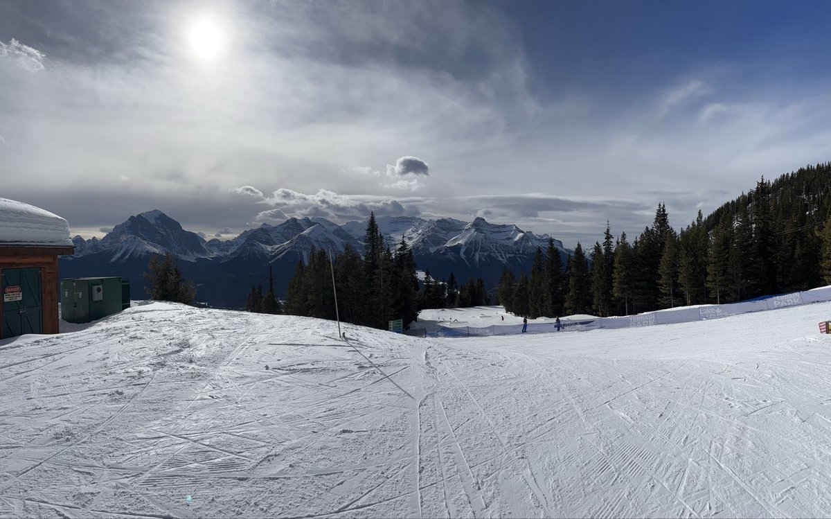 nmgadventures's tweet image. Wanderlust Wednesday is one of my favourite days. 

Happy Wednesday everyone!

Enjoy this gorgeous picture of Lake Louise ski resort :)

Do you have a favourite destination?

#wanderlustwednesday #nmgadventures #canadianrockies #travel