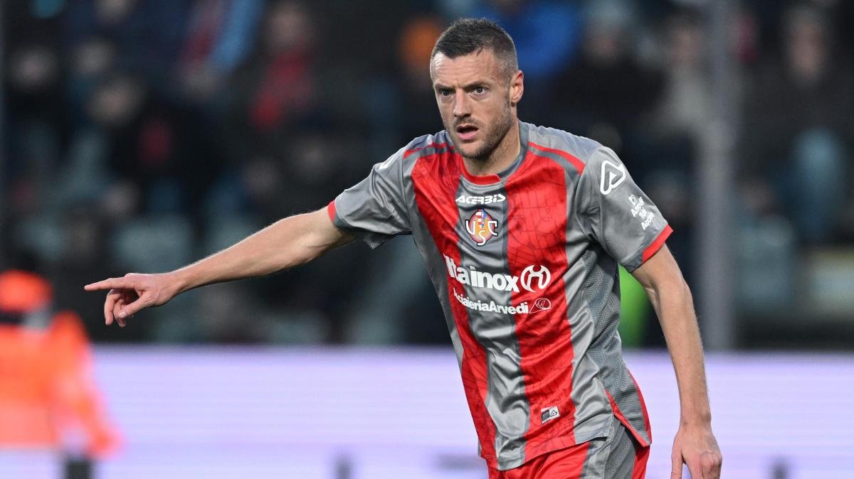 Calcio0822's tweet image. 🚨 ¡ATENCIÓN CREMONESE! 🔘🔴

Jamie Vardy sigue entre algodones. El delantero continúa con terapias por su problema muscular y es duda para la final contra el Cagliari. 🏥🏴󠁧󠁢󠁥󠁮󠁧󠁿
#Cremonese #Vardy #SerieA #Salvezza #Calcio 🔘🔴