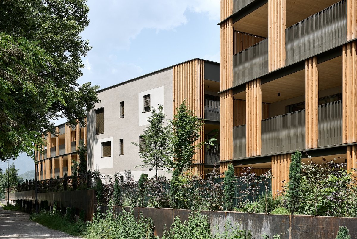 Architizer's tweet image. Five simple volumes are slightly rotated to shape views, open spaces, and shared areas across the site.

📍 Brixen, Italy
Project by: KUP – ARCH Architekten architetti
Details: hubs.la/Q049YS_60