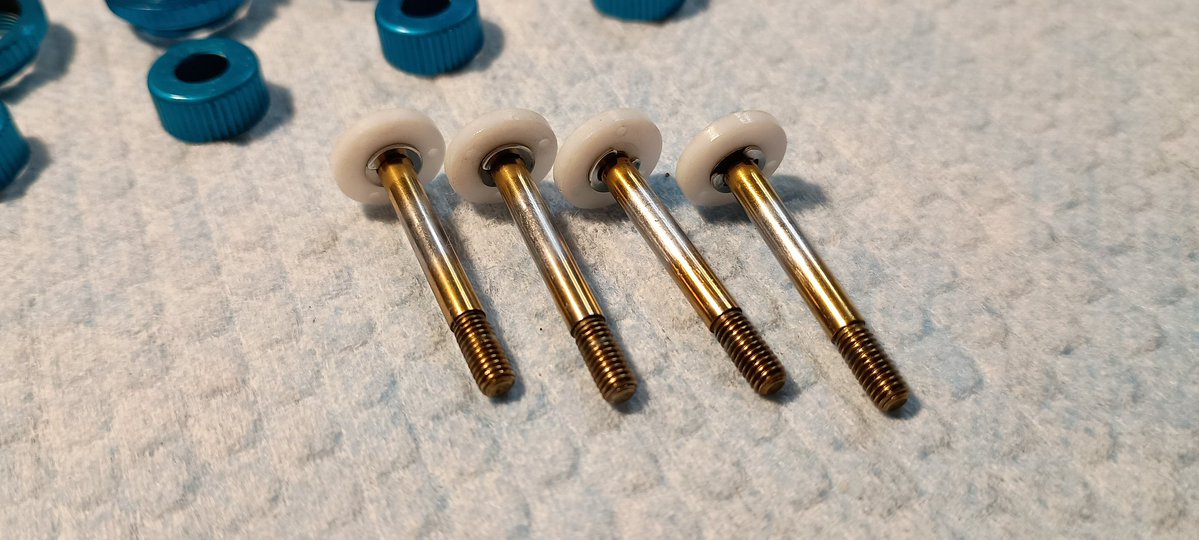 noriponRC's tweet image. お晩です‼️
引き取ったTA07 Rくん付属のTRFダンパー、まぁまぁダメージ喰らってます💦
ロッドガイドはハードタイプに交換するけど、チタンコートが剥がれたピストンロッドも交換かな…

ちなみに、白/青はハードで白/黄はミディアムですかね〜🤔

#タミヤ #TA07R #AWD #フジビュー #ラジコン広場