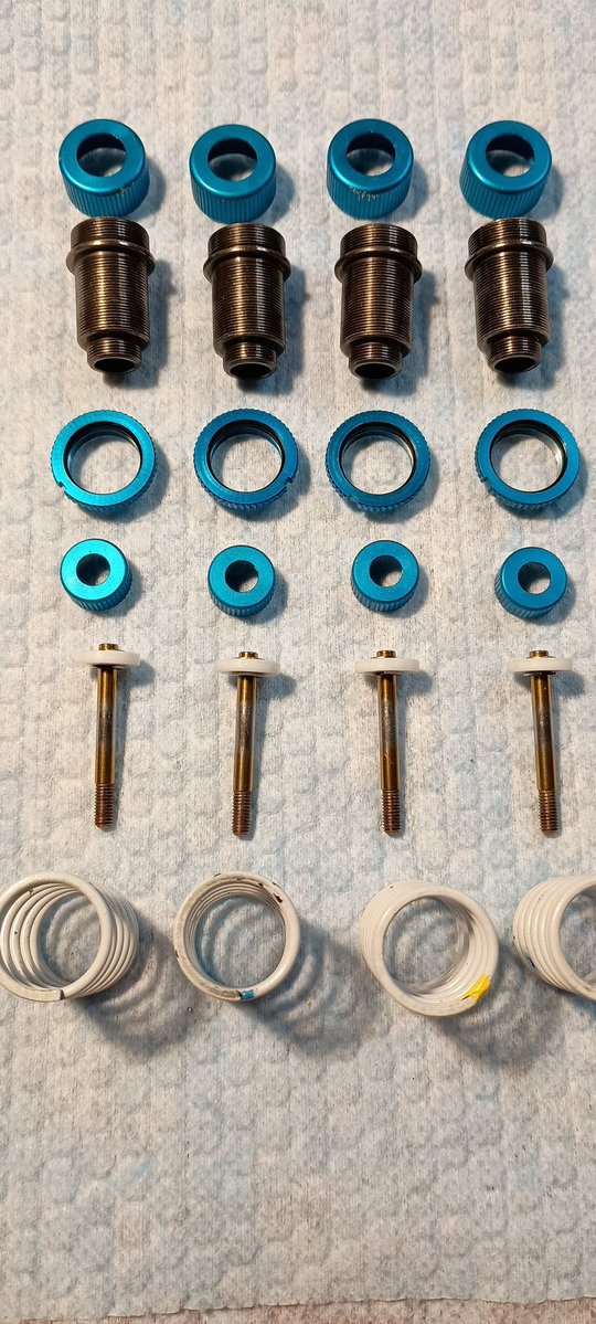 noriponRC's tweet image. お晩です‼️
引き取ったTA07 Rくん付属のTRFダンパー、まぁまぁダメージ喰らってます💦
ロッドガイドはハードタイプに交換するけど、チタンコートが剥がれたピストンロッドも交換かな…

ちなみに、白/青はハードで白/黄はミディアムですかね〜🤔

#タミヤ #TA07R #AWD #フジビュー #ラジコン広場