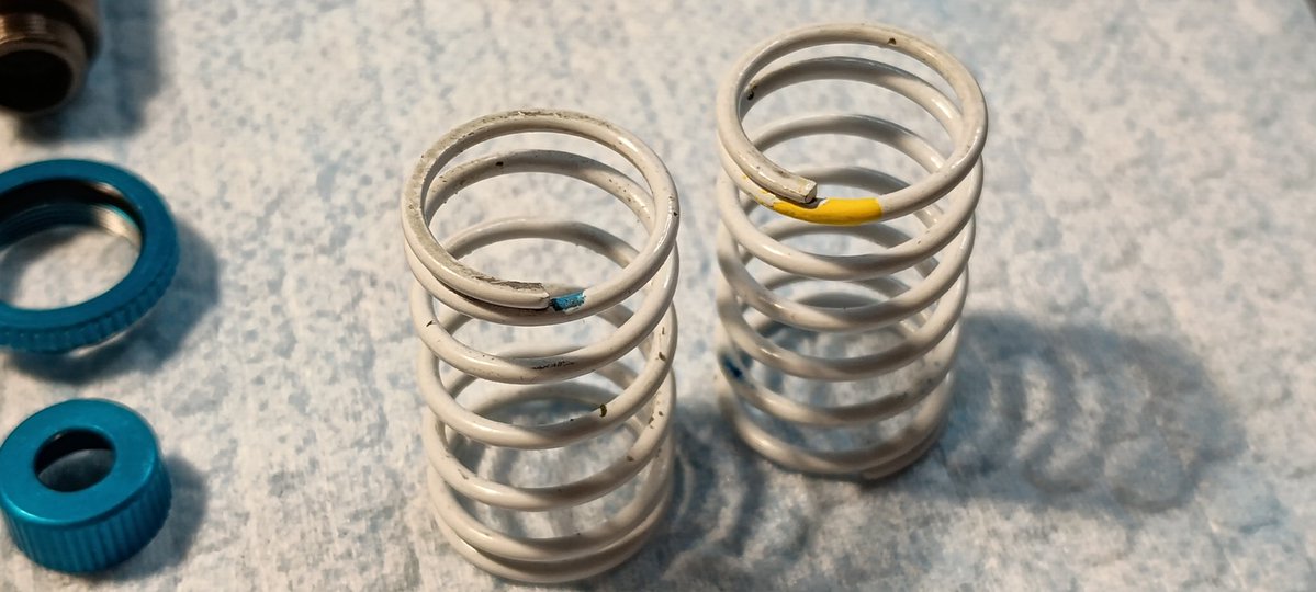 noriponRC's tweet image. お晩です‼️
引き取ったTA07 Rくん付属のTRFダンパー、まぁまぁダメージ喰らってます💦
ロッドガイドはハードタイプに交換するけど、チタンコートが剥がれたピストンロッドも交換かな…

ちなみに、白/青はハードで白/黄はミディアムですかね〜🤔

#タミヤ #TA07R #AWD #フジビュー #ラジコン広場