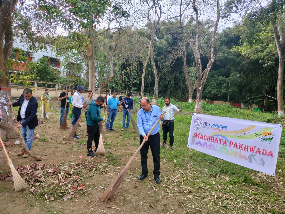 icmrnihrdib's tweet photo. #SwachhataPakhwada: Leading the Way with Shramdan! 🧹

Director Dr. Suman Kanungo &amp; the @rmrcne team—Scientists, PhDs, &amp; staff—united for a #Shramdan drive. Leading the way for a cleaner, healthier 🇮🇳!#SwachhataPakhwada 
#SwachhBharat https://t.co/0wd7lMU7D4