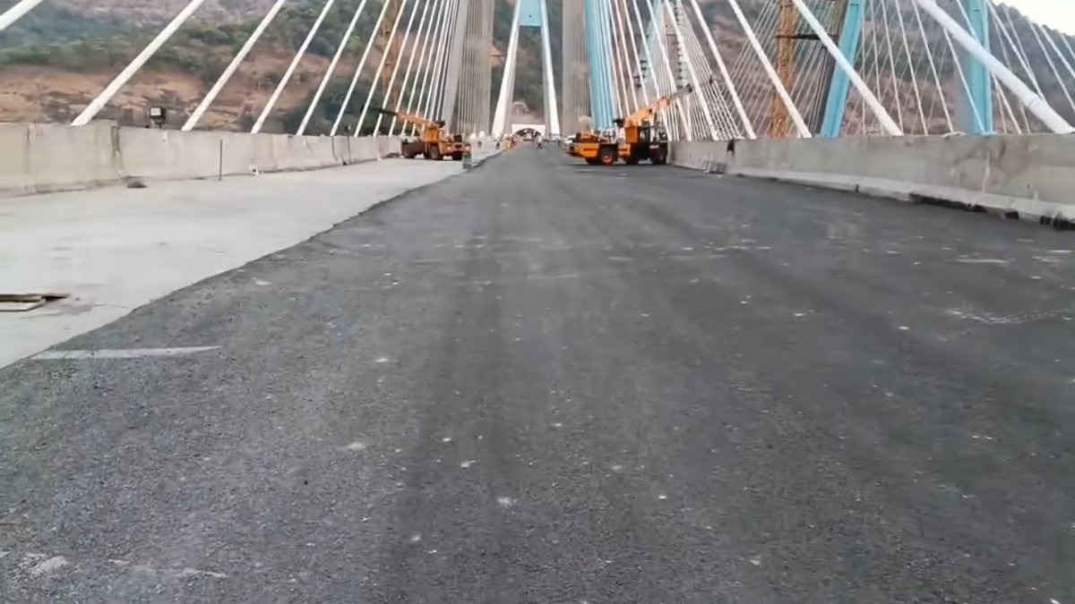 IndiaInfra02's tweet photo. Mumbai Pune missing link expressway project- Road laying and final paint work underway on last remaining section of the project the 650-meter-long cable stayed bridge also India's tallest cable bridge. Deadline May 2026. (📹Civil engineering point) https://t.co/rTSMWk7iBK