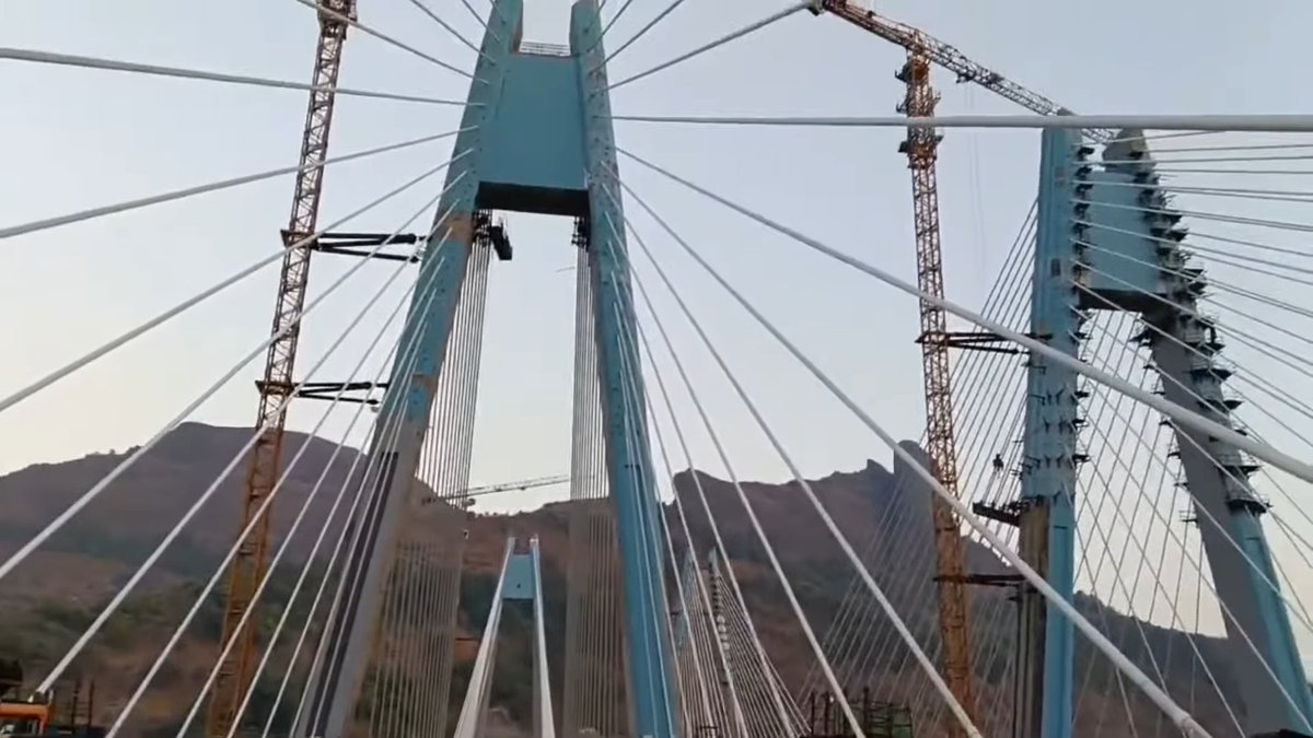 Mumbai Pune missing link expressway project- Road laying and final paint work underway on last remaining section of the project the 650-meter-long cable stayed bridge also India's tallest cable bridge. Deadline May 2026. (📹Civil engineering point)