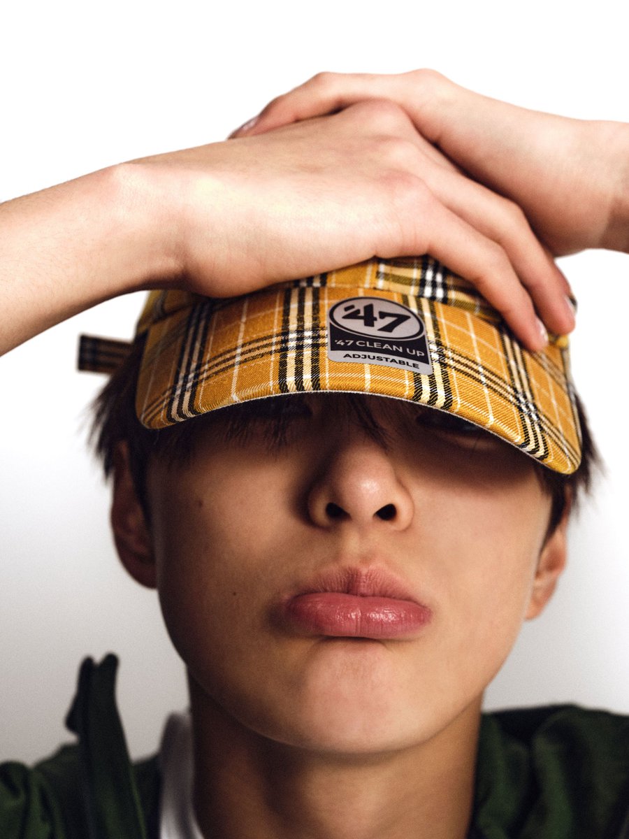 keonholds's tweet image. the pout and the way his hat covered his eyes being his signature pose like yes that's our ikeonic #keonho in emerald #greengreen