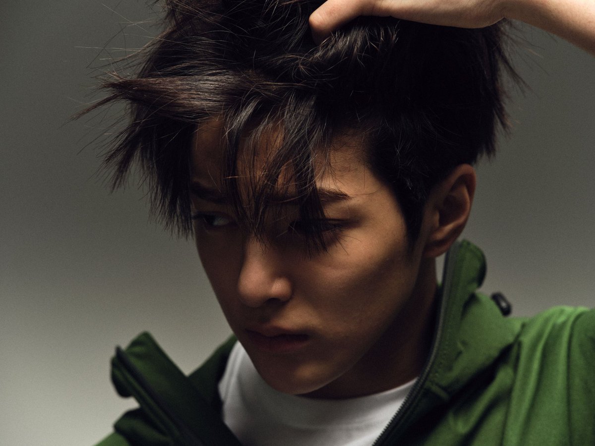 keonholds's tweet image. the pout and the way his hat covered his eyes being his signature pose like yes that's our ikeonic #keonho in emerald #greengreen