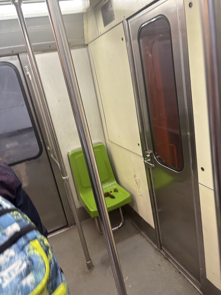MetroViralMx's tweet image. #ULTIMAHORA 

El Metro Ciudad de México 🇲🇽 @MetroCDMX es usado como baño público 💩💩 por las personas en situación de calle, provocando qué el servicio sea desagradable para nosotros los usuarios❌⚠️

La falta de vigilancia en zona de torniquetes del #MetroCDMX provoca qué