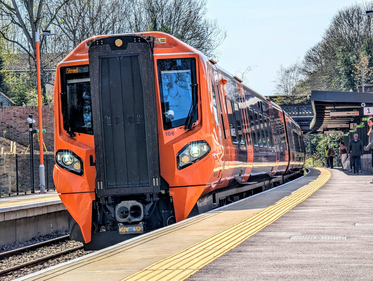 DownOnTheStour's tweet photo. Well since I'm not 12 hours nights today may as well visit the New stations on the Camp Hill line ๐
Of course you've gotta visit the funny station name first๐
#DOTS #trainphotography #railwayphotography #class196 #camphillline #pineappleroad https://t.co/f1WgPSlcz7