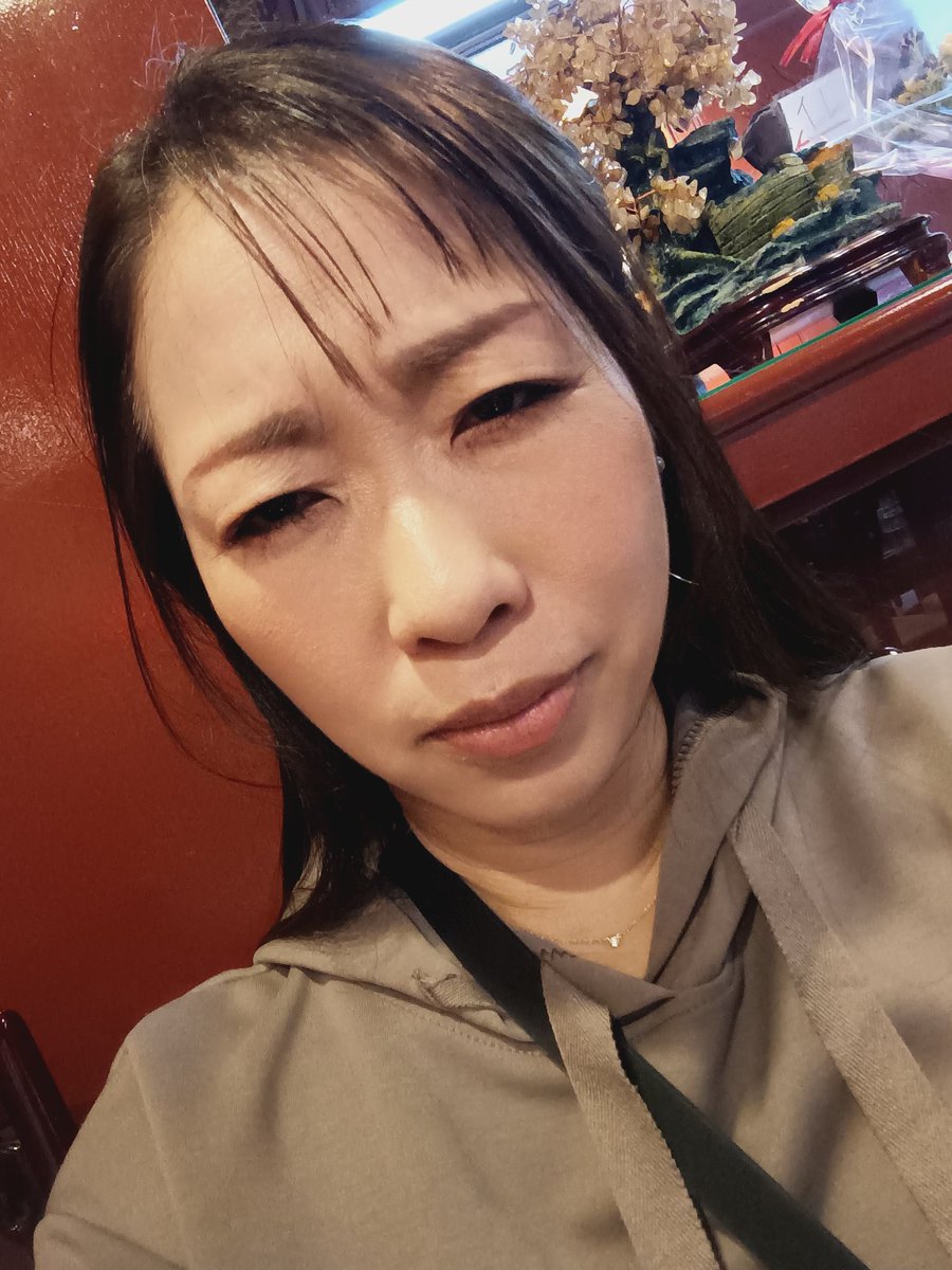 boraayama's tweet photo. 裁ちばさみでいきなり前髪作るもんじゃねーな。ガタガタやんけ https://t.co/sNQsmb9Jri