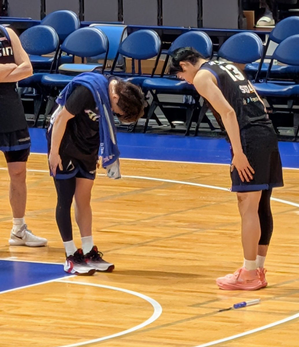 NyonBasukeManga's tweet image. すっさんに従順についていく
よし🤣
仲良しストレッチ😆
#シーホース三河