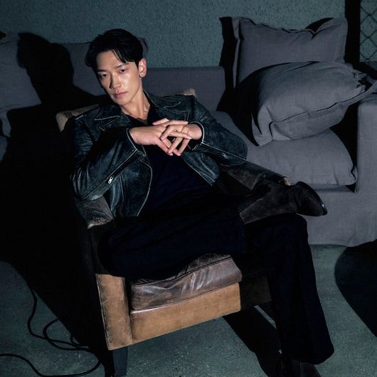 KDramaHandle's tweet image. #Rain said maintaining his physique for #Bloodhounds2 was very demanding, and wants to try more relaxed roles.

"I should stop showing my body… I want to try a lazy character. Since I love eating, I’d even gain belly fat and ruin my body if needed."