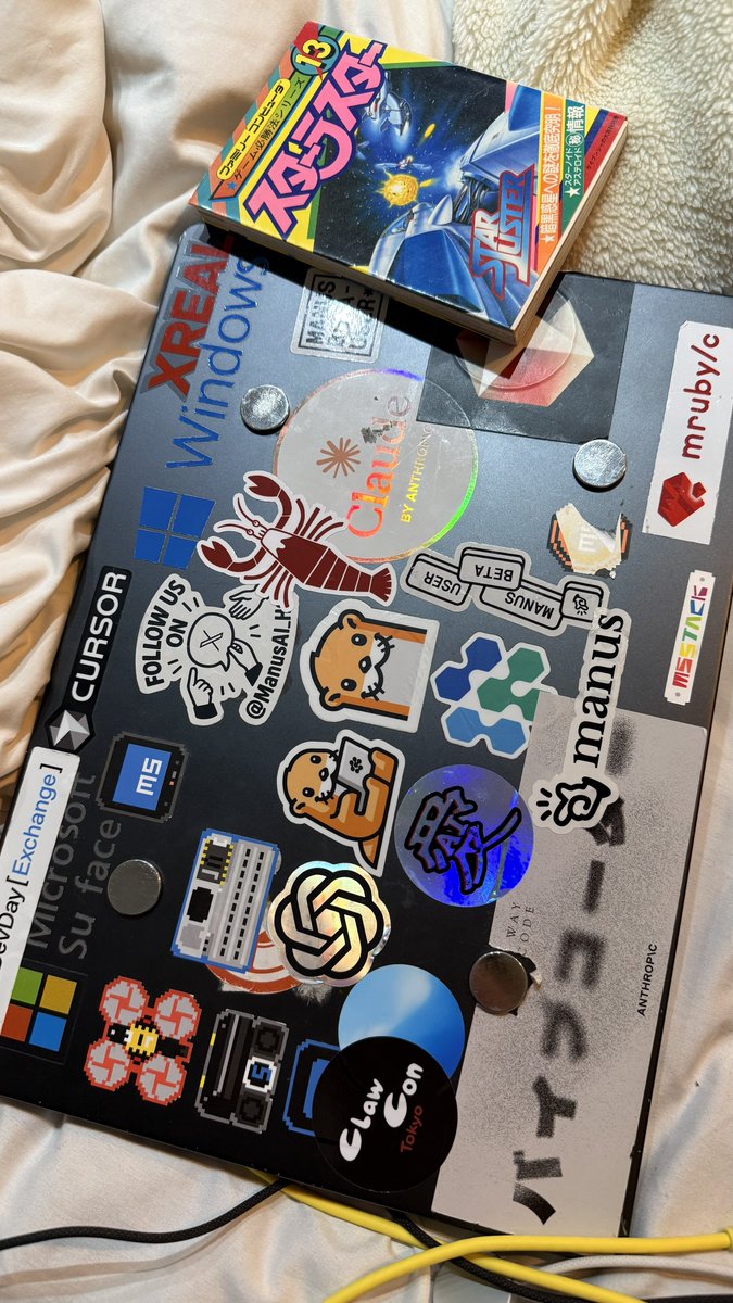 GOROman's tweet image. 漢なので78万円のMacBookと166万円のMacStudioにシール貼れます