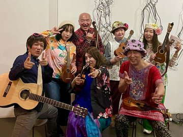ukllafternoon's tweet photo. ビアレレ ロッキン タイム
メルモとウクレレアフタヌーン毎春恒例のライブもめでたく３回目。デイジー☆どぶゆき、鰯家猫輔と共に賑やかにお送りしました。
メルモさんの応援に集まるかつての軽音サークル仲間の皆様、次回次々回と続ける折には是非ともメルモさんと共演する側に付いて頂きたいですね！ https://t.co/BrwglWwjih