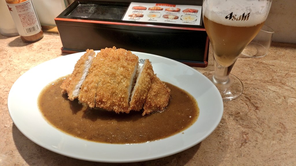 umedahitorimesh's tweet photo. カツカレー 1078円、缶ビール 495円@ピッコロ JR大阪駅店。缶ビールはアサヒのジョッキ生でした。グラスに注ぎづらいかも😅。ライスとルーの配分間違えてライスばっか残っちゃった😅
#大阪グルメ
#梅田グルメ
#ピッコロ
#大阪駅 https://t.co/ipefkHVQ0K