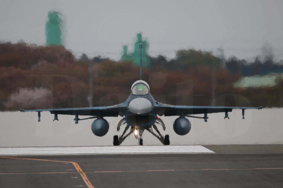 Fhiro2aka's tweet photo. 久々の　#百里基地
#F2　はかっこいい！
バーナーも凄かった😄久々にあんな離陸を見た！聴いた！
桜とみることが出来ただけでありがたい😄
桜ももう終わりですね😅 https://t.co/phhG5hre14