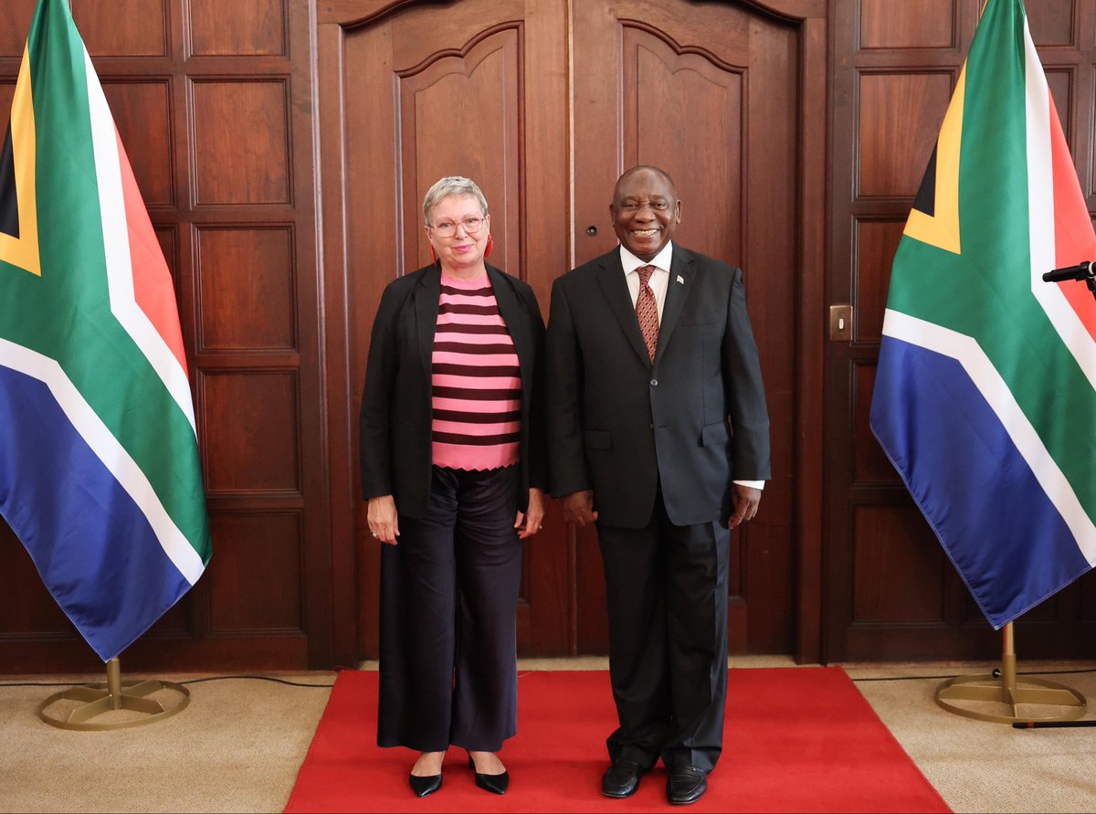 PresidencyZA's tweet image. 🇿🇦 His Excellency President @CyrilRamaphosa receives Letter of Credence from Head of Mission, HE Ms Karin Poulsen of the Kingdom of #Denmark 🇩🇰. 

#LettersofCredence
#BetterAfricaBetterWorld