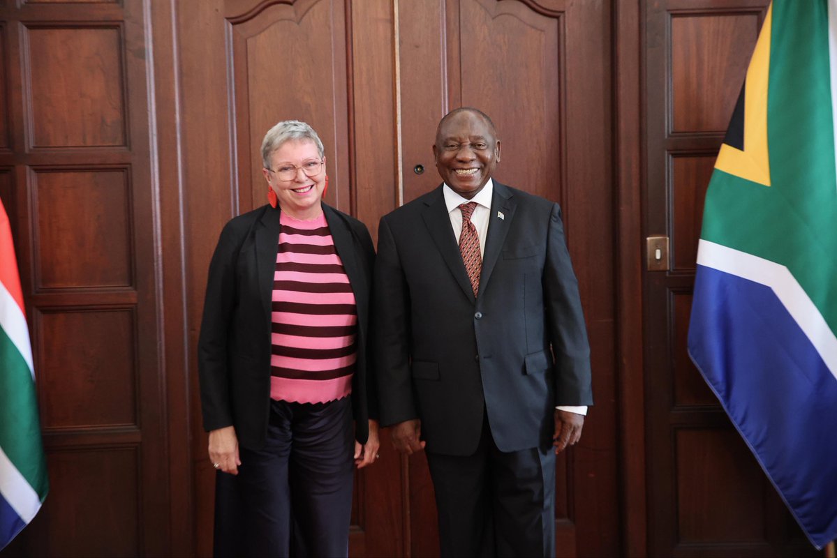 PresidencyZA's tweet image. 🇿🇦 His Excellency President @CyrilRamaphosa receives Letter of Credence from Head of Mission, HE Ms Karin Poulsen of the Kingdom of #Denmark 🇩🇰. 

#LettersofCredence
#BetterAfricaBetterWorld