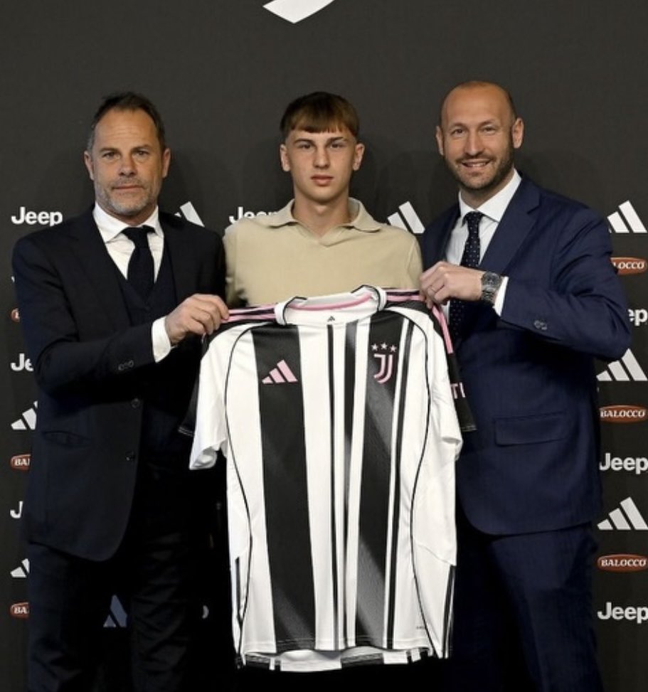 LineaJuve24's tweet image. #Juve, blindato anche il centrocampista della Primavera Marco #Tiozzo (17)🤝⚪️⚫️

✍🏻✅Ufficiale il rinnovo fino al 2028 per classe 2008, autore fin qui di una stagione di livello con l’U20 con 7 gol e 3 assist: è uno dei profili tenuti d’occhio per il salto in #NextGen👀