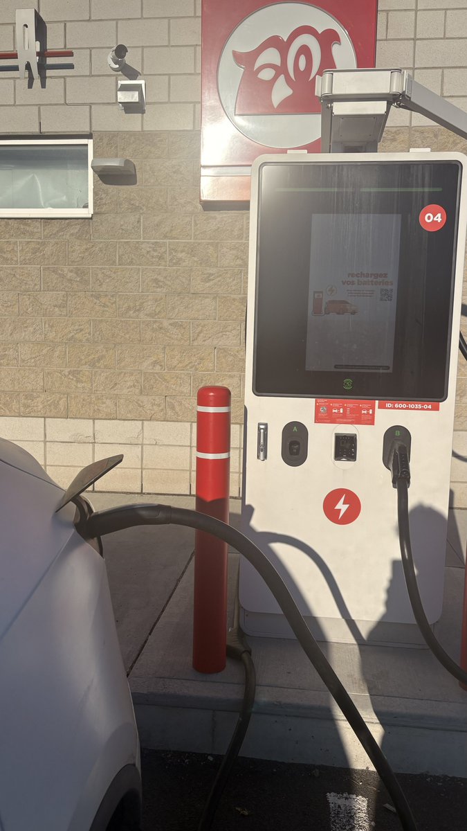 willyb1337's tweet image. Je vous partage une bonne expérience de recharge à la borne #NACS #CoucheTard de Beloeil. 

Il est en plein milieu de mon trajet pour le travail en plus!

Belle interface et c’est propre et le UI a des détails intéressants. 

Je le recommande comme un bon spot à recharge rapide.