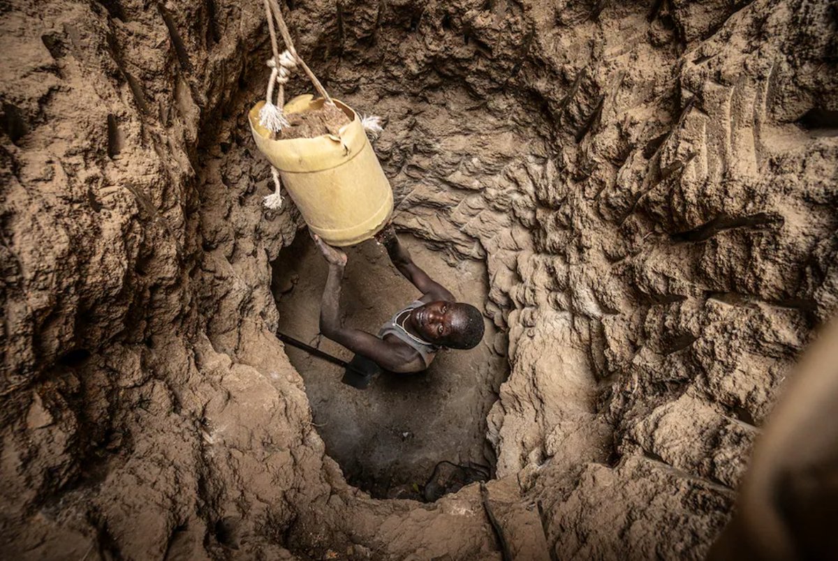 rupagoldonx's tweet photo. The Rupa Gold mine of Karamoja is an artisanal mine located approximately 10 km north of Moroto Town in Uganda’s Karamoja region. After years of instability many people in the region have been finding alternatives to semi-nomadic lifestyles. One such alternative is mining. https://t.co/RHpP4RKNzZ