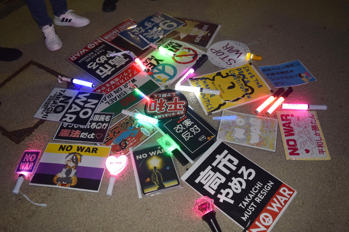 ＃憲法９条守れ ＃戦争反対
＃新潟駅前 国会前連帯行動
１人の３０代男性の呼びかけに１８０人以上が参加
「同世代が全国で声を上げているのを知り、新潟でやるなら」と音楽仲間で参加した２０代男性
「国民の声は聞かずトランプに抱きつく高市首相の姿勢が許せない」３０代女性
など初参加が多数