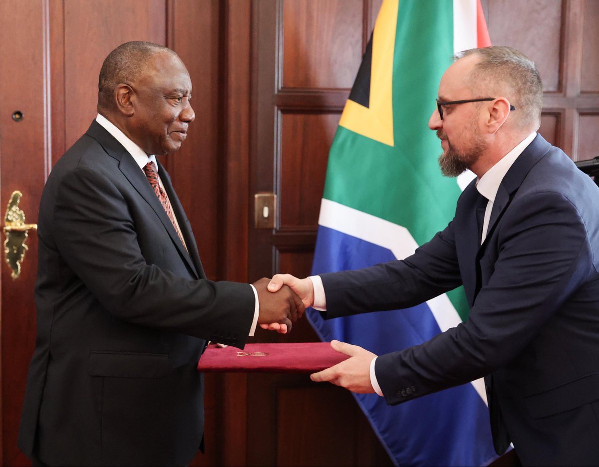 PresidencyZA's tweet image. 🇿🇦 His Excellency President @CyrilRamaphosa receives Letter of Credence from Head of Mission, HE Mr Viktor Géza Fülöp of #Hungary 🇭🇺.

#LettersofCredence
#BetterAfricaBetterWorld