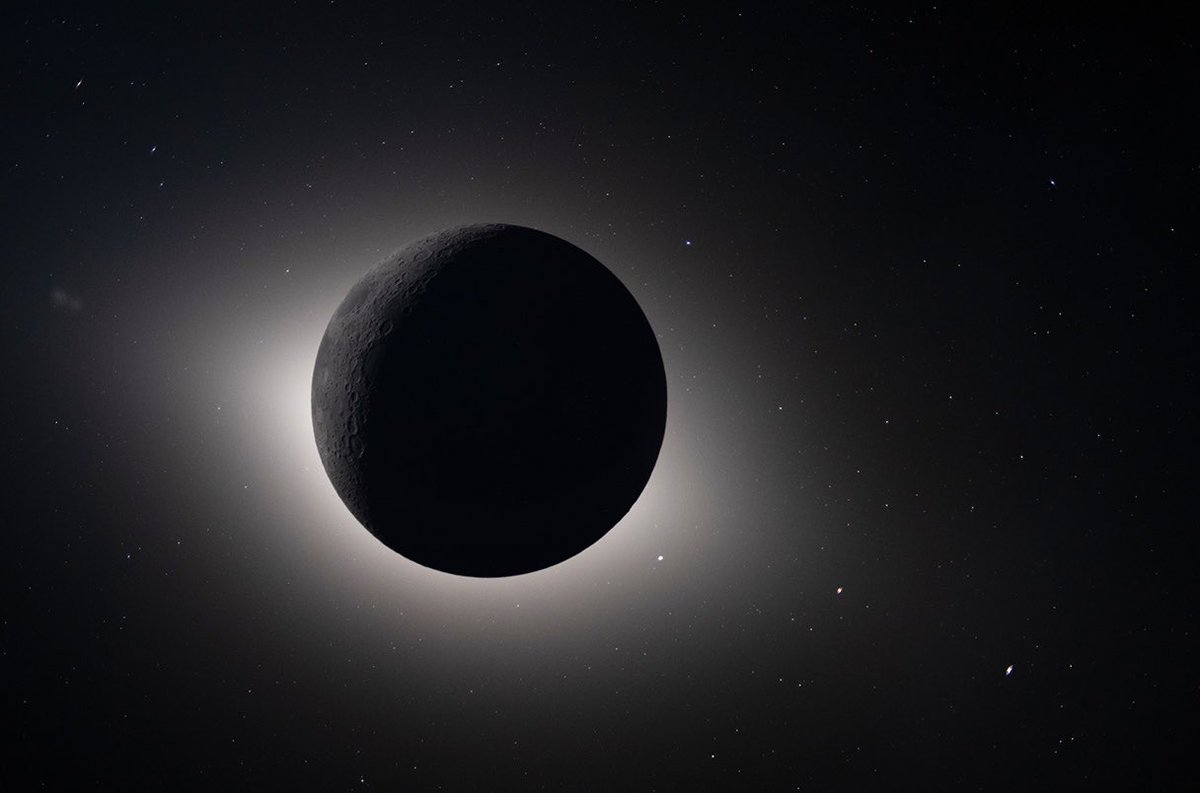 RafaValdivia's tweet photo. Increíble foto desde Artemis @NASAArtemis se observa el eclipse de la luna y tres planetas a la derecha https://t.co/PGZDQuvi8E