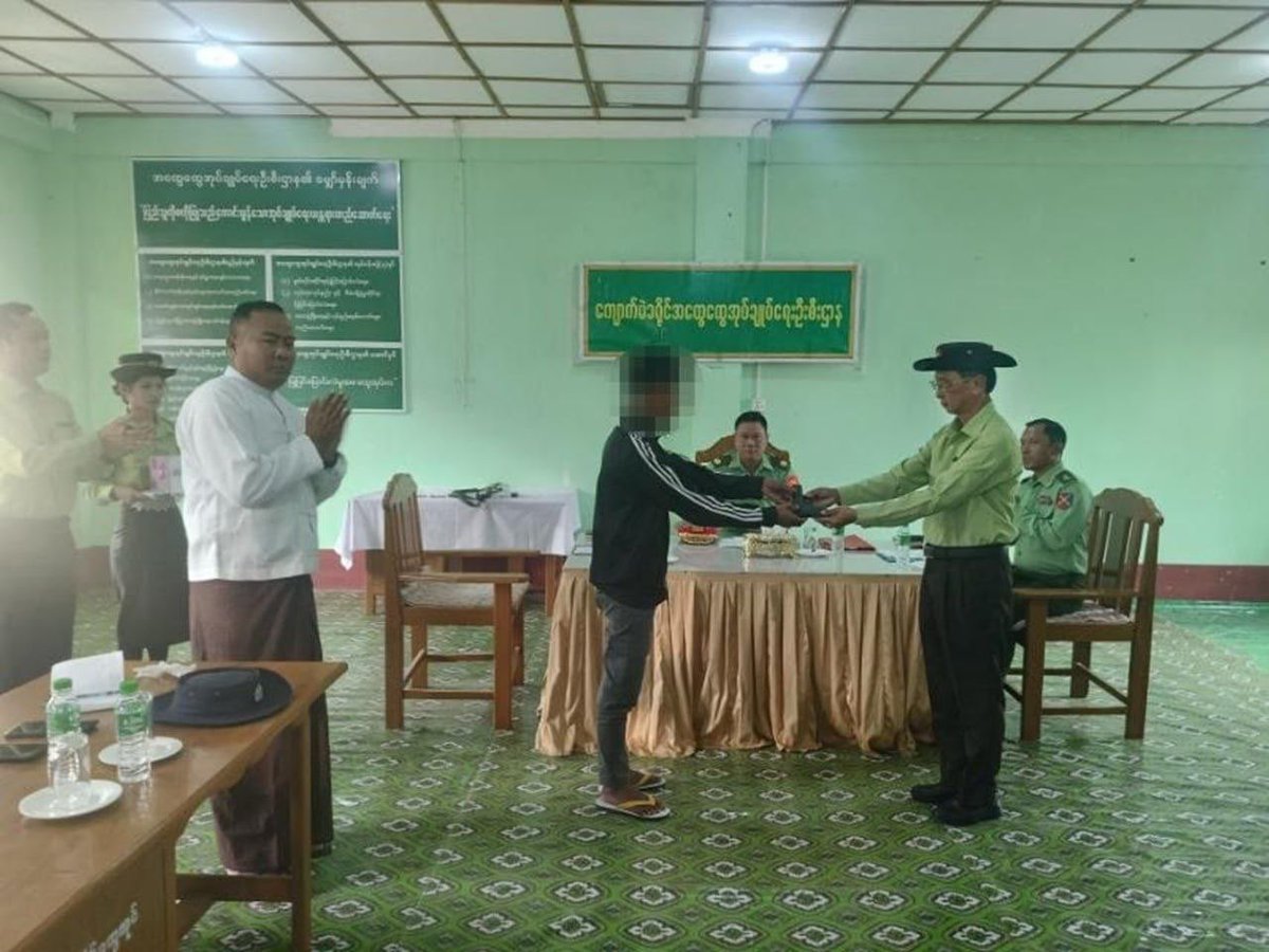 MoeSatKhinn's tweet image. On April 6, 2026, three #PDF members surrendered to military columns in #Kyaukme, handing over weapons and ammunition. This move marks a positive step toward restoring peace and stability to the region. 

#WhatsHappeningInMyanmar 
@ASEAN @UN @FortifyRights