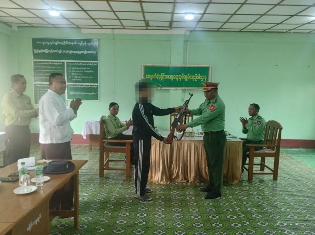 MoeSatKhinn's tweet image. On April 6, 2026, three #PDF members surrendered to military columns in #Kyaukme, handing over weapons and ammunition. This move marks a positive step toward restoring peace and stability to the region. 

#WhatsHappeningInMyanmar 
@ASEAN @UN @FortifyRights